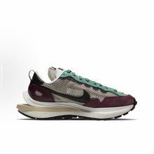 Load image into Gallery viewer, Size 10 - Nike sacai x VaporWaffle SP Villain Red
